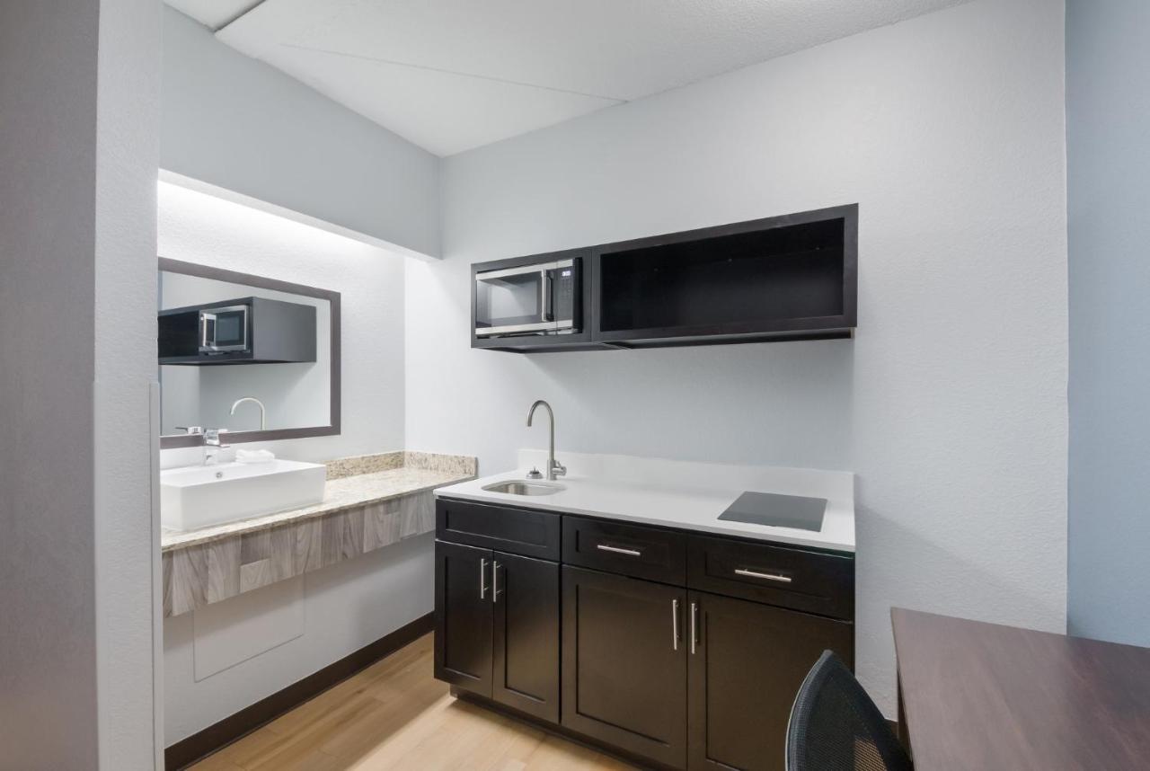 Hometowne Studios By Red Roof San Antonio - Seaworld Northwest المظهر الخارجي الصورة