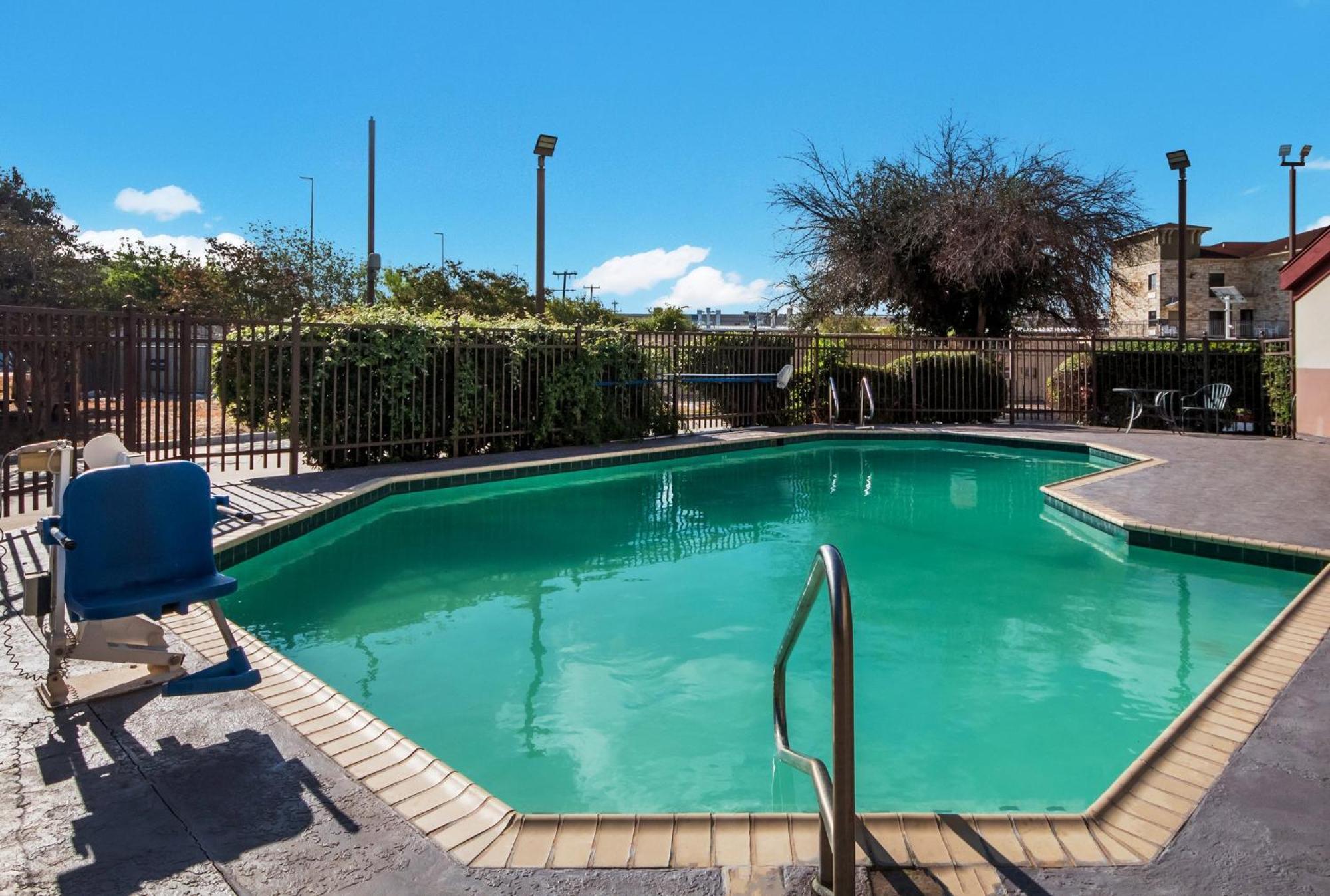 Hometowne Studios By Red Roof San Antonio - Seaworld Northwest المظهر الخارجي الصورة