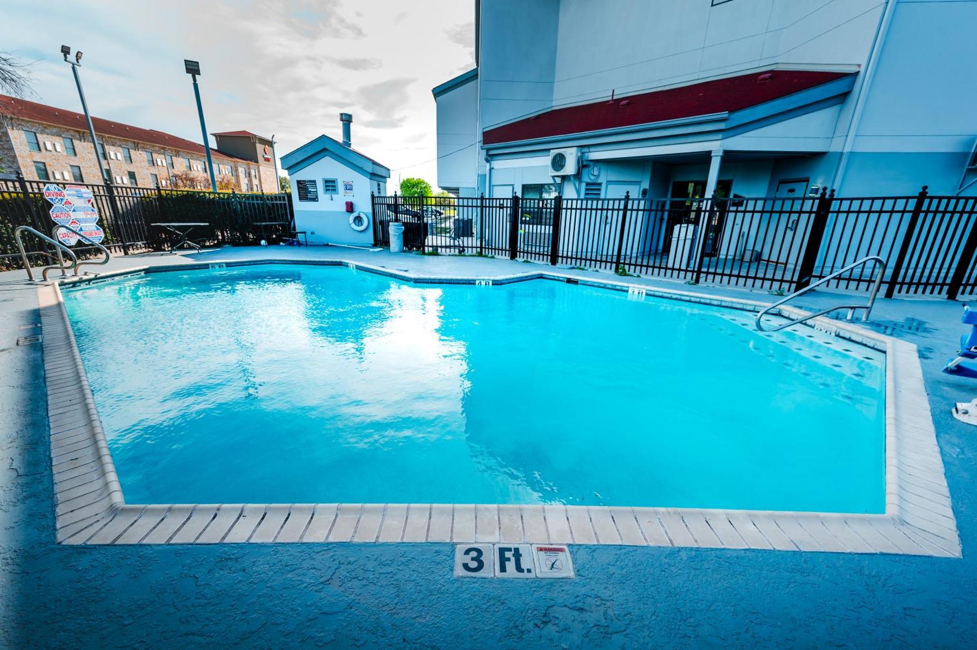 Hometowne Studios By Red Roof San Antonio - Seaworld Northwest المظهر الخارجي الصورة