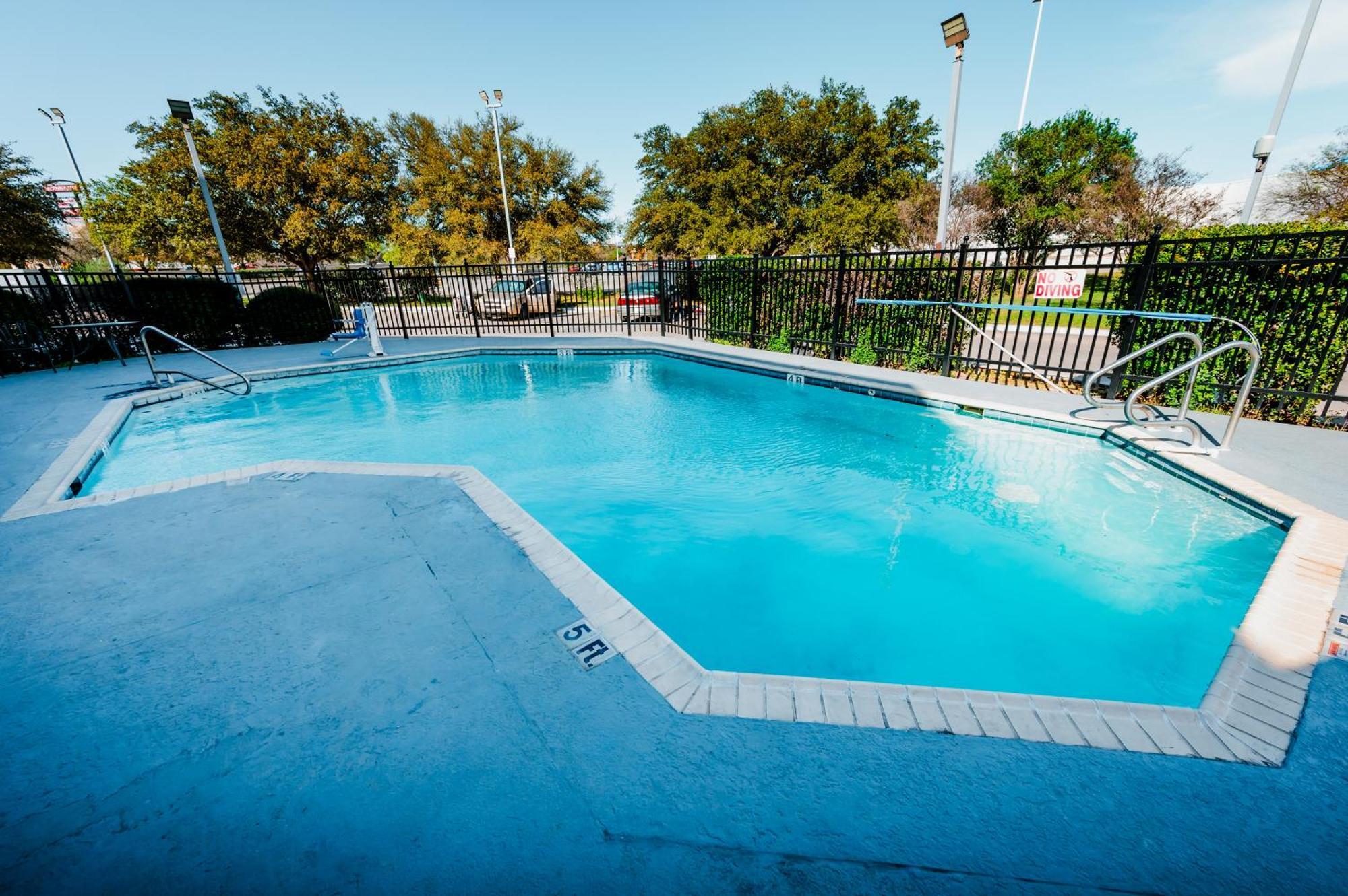 Hometowne Studios By Red Roof San Antonio - Seaworld Northwest المظهر الخارجي الصورة